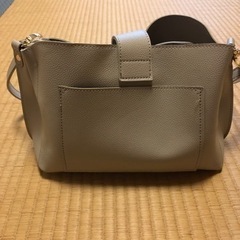 ベージュのショルダーバッグの画像