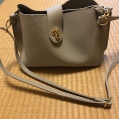 ベージュのショルダーバッグ