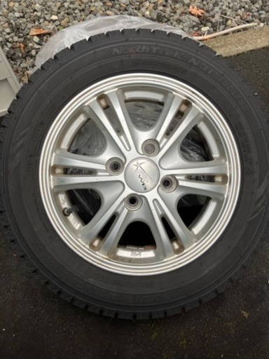 スタッドレスタイヤ　アルミ付き　バリ溝