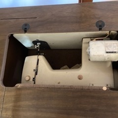 【昭和レトロ】ブラザーミシンモータ71-131　ミシン椅子机付きの画像