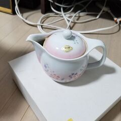 受け渡し決定。0円商品、激安商品、お値打ち品多数出品中。有田焼急須。汚れあり、注ぎ口に欠けあり。使用には問題ないと思います。の画像