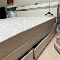 ダブルベッドフレーム収納付き