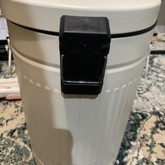 ニトリ　ペダルペールソフトクローズ　ゴミ箱12Lの画像