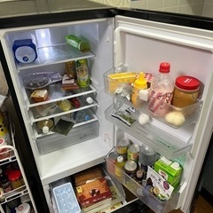 黒い冷蔵庫の画像