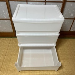 プラスチック製の棚。の画像