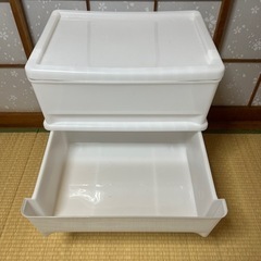 プラスチック製の棚。の画像