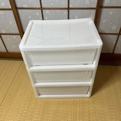 プラスチック製の棚。の画像