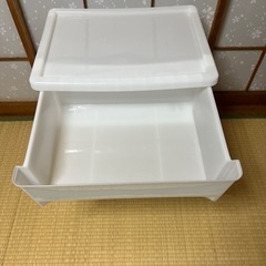 プラスチック製の棚。の画像