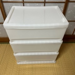 プラスチック製の棚。
