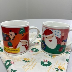サンタクロースのマグカップ2つとクリスマスリース柄のナプキンのセット