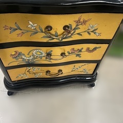 J3032 中国民芸家具 金箔家具 シノワズリ柄 箪笥 クリーニング済みの画像
