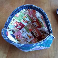 パッチワーク風なポーチ大小2個セットの画像