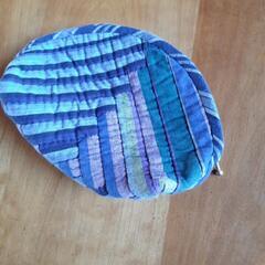 パッチワーク風なポーチ大小2個セットの画像