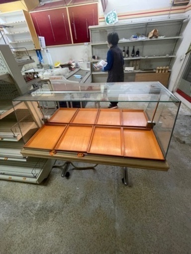 値下げしました　陳列棚　パンを並べていました。