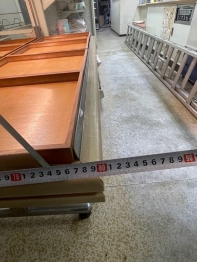 値下げしました　陳列棚　パンを並べていました。