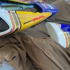 sc57 CBR1100RR シートカウル、ロスマンズカラーの画像
