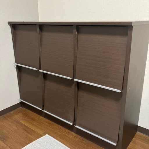 扉付きキャビネット