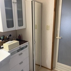 姿見ミラー付きクローゼットの画像