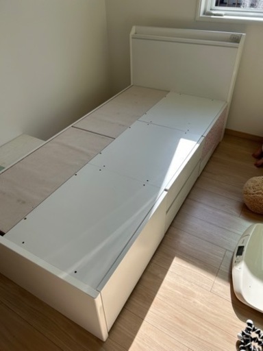 ニトリ大容量収納ベッド　シングル　右の引き出しのシールは綺麗に剥がれしてます。写真四枚目にご覧ください