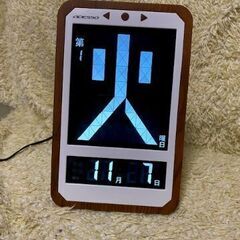 デジタルカレンダー　カラーメガ曜日日めくり電波時計　ADESSO