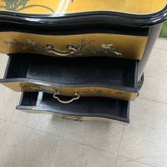 J3032 中国民芸家具 金箔家具 シノワズリ柄 箪笥 クリーニング済みの画像