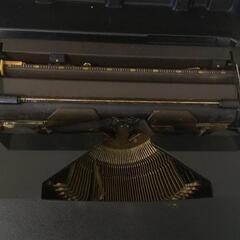 昭和レトロ☆タイプライター☆シルバーリード☆SILVER REED 810N☆専用ケース付き☆シルバー精工の画像