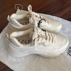 新品　定価7900円　ZARA スニーカー　収納袋付きの画像