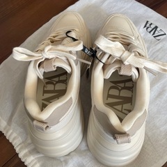 新品　定価7900円　ZARA スニーカー　収納袋付きの画像