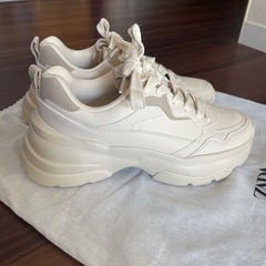 新品　定価7900円　ZARA スニーカー　収納袋付きの画像