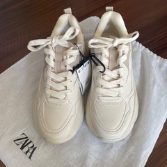 新品　定価7900円　ZARA スニーカー　収納袋付きの画像
