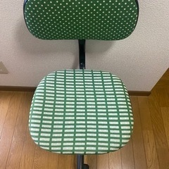 デスクの椅子の画像