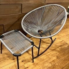 1人がけロッキングチェア、オットマン付きの画像