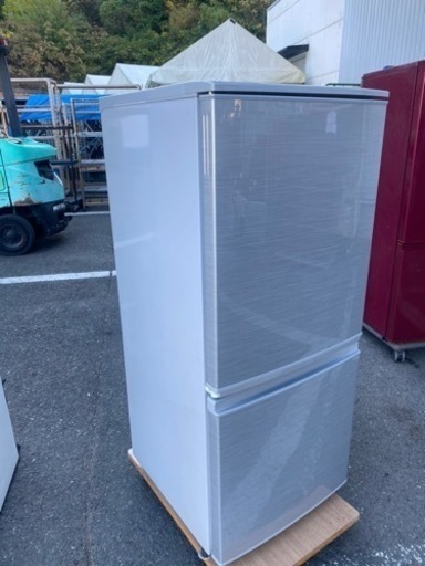 北九州市内配送無料　保証付き　シャープ SHARP SJ-D14C-S [小型 冷蔵庫 137Ｌ つけかえどっちもドア シルバー]
