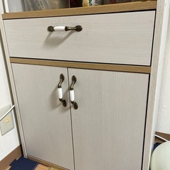 カントリー　食器棚の画像