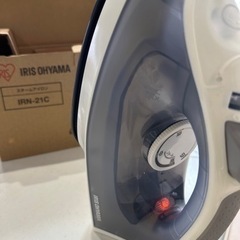 アイロン台と新品スチームアイロンの画像
