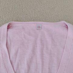 ピンクのカーディガンの画像