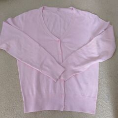 ピンクのカーディガン
