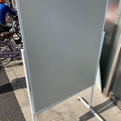 ローラー付きホワイトボードの画像