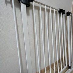 【お取引中】アイリスオーヤマ　ベビーゲート　セーフティーゲート　ペットゲート　ジャンク品の画像