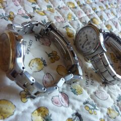 お下げ致しました！ソーラ稼働の女性用腕時計！2点セットのお譲りです。2点共SOLAR稼働中です。の画像