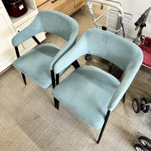 【超美品‼️】定価30,000円♪ 現行モデル ニトリ 肘付きダイニングチェア(イジー BL) 食卓椅子 2脚セット 布張りブルー♪