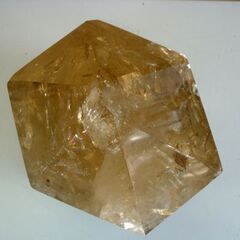 ☆スモーキークォーツ 六角柱 煙水晶 幅250mm 奥行210mm 高さ330mm 質量約20Kg 台座付き パワーストーン 浄化 開運 札幌 北20条店の画像