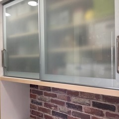 白い食器棚 /カップボード　コンセント4個口の画像
