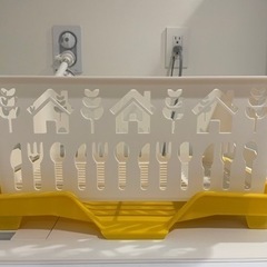 【3COINS+plus】水切りバスケット（トレー付）