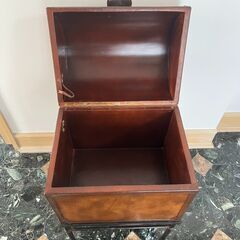 アンティーク調 宝箱のインテリア　ヴィンテージ家具　インテリア収納　バー　ラウンジ　カフェ　小道具　舞台の画像