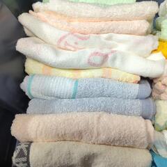 【決まりました】　新品タオル　大きさ色々未選別　長期自宅保管　おそらく３８枚と収納BOXの画像