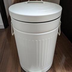 ペール缶(キャンプ用品を入れてました)