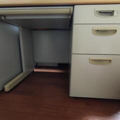 スチール製オフィスデスク4台/メッシュ椅子4脚まとめて譲ります。