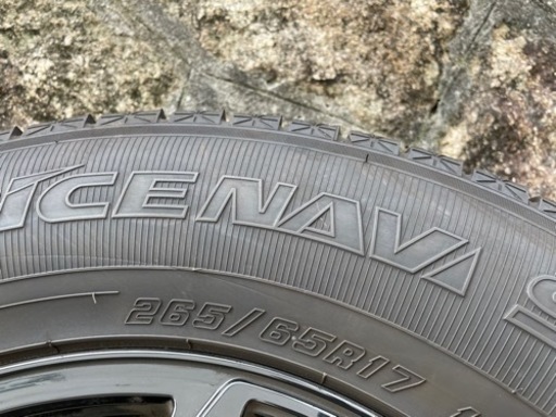 ハイラックス　スタッドレスタイヤ　265/65R17 ホイール4本セット　ナット付き