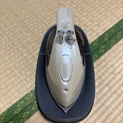アイロンとアイロン台の画像